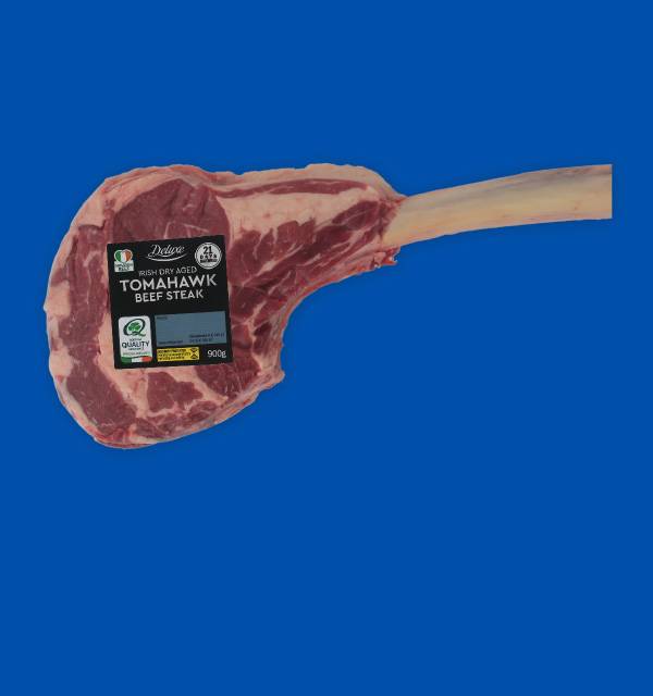 Irish dry-aged Tomahawk beef steak, 900g, with a label showing 'Deluxe' and 'Quality'.